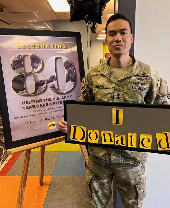 Army soldier holding an I donated sign